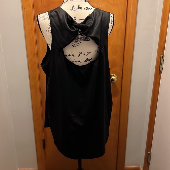 RMarks sleeveless shirt with cute opening and bow in the back - Picture 3 of 6